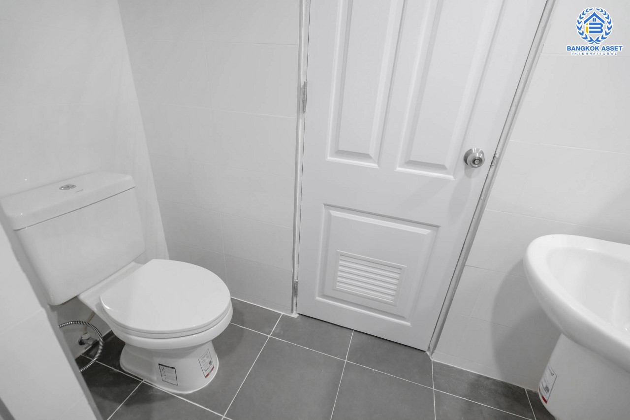 บ้านมือสองตกแต่งใหม่ ม.ลลิลอินเดอะพาร์ค บางใหญ่-กาญจนาฯ พร้อมอยู่ตอบโจทย์ทุกฟังก์ชั่น เนื้อที่ 50.6 ตร.ว. ฟังก์ชั่น 4 ห้องนอน 1 ห้องอเนกประสงค์ชั้นล่าง 2 ห้องน้ำ 2 ที่จอดรถพร้อมพื้นที่สนามหญ้าด้านข้าง บนทำเลเดินทางสะดวก ใกล้เซ็นทรัลเวสต์เกต ทางด่วน "กาญจนาภิเษก และเพียง 5 นาทีถึงรถไฟฟ้าสายสีม่วง "สถานีตลาดบางใหญ่"